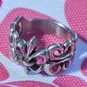 Elegant Silver Floral Ring